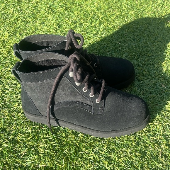 NWT UGG Bethany Boots - Picture 4 of 7